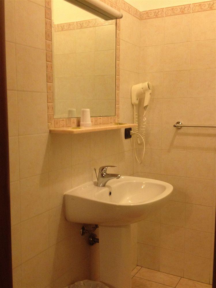 Hotel Sicilia Milan Bagian luar foto